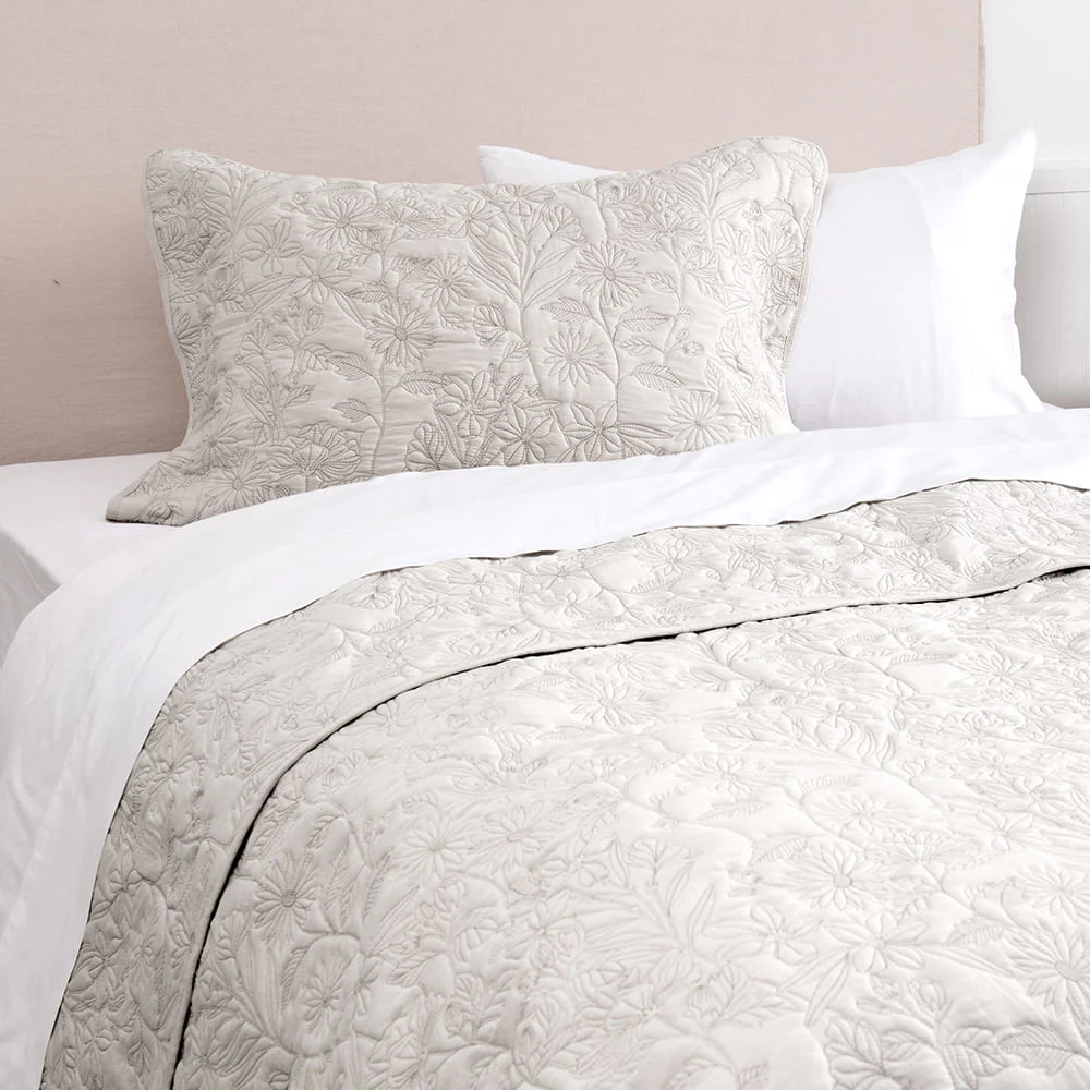 Cubrecama Quilt Bordado Clara 1.5 Plazas Beige - Image 2