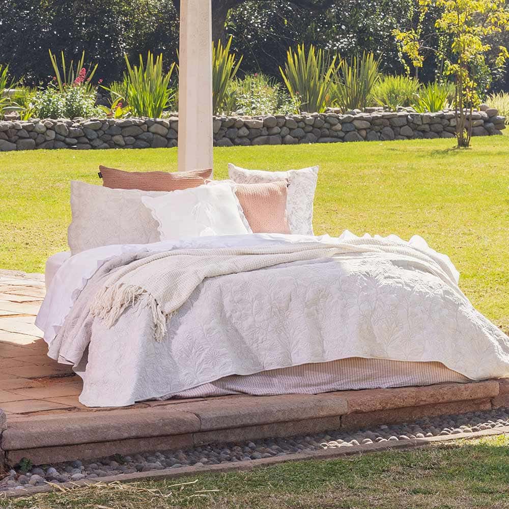 Cubrecama Quilt Bordado Clara King Beige - Image 6