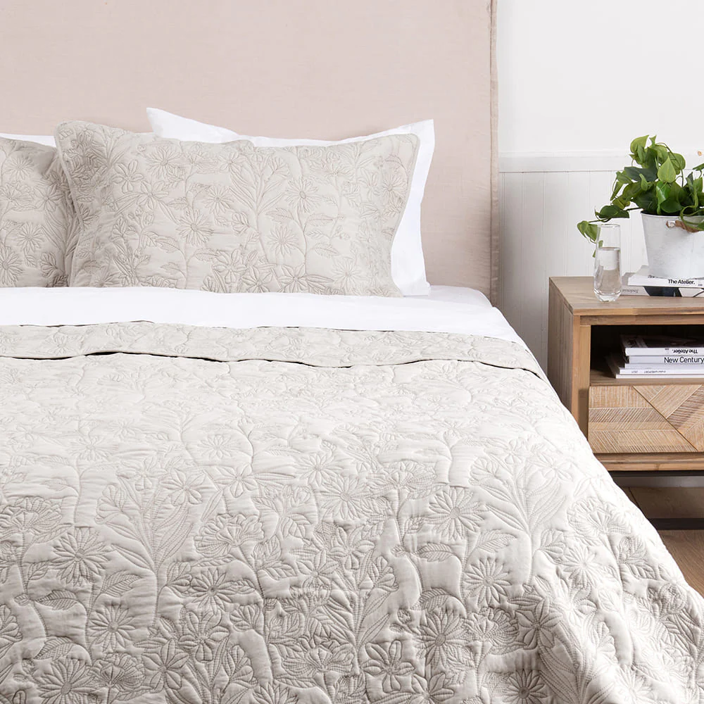 Cubrecama Quilt Bordado Clara Super King Beige