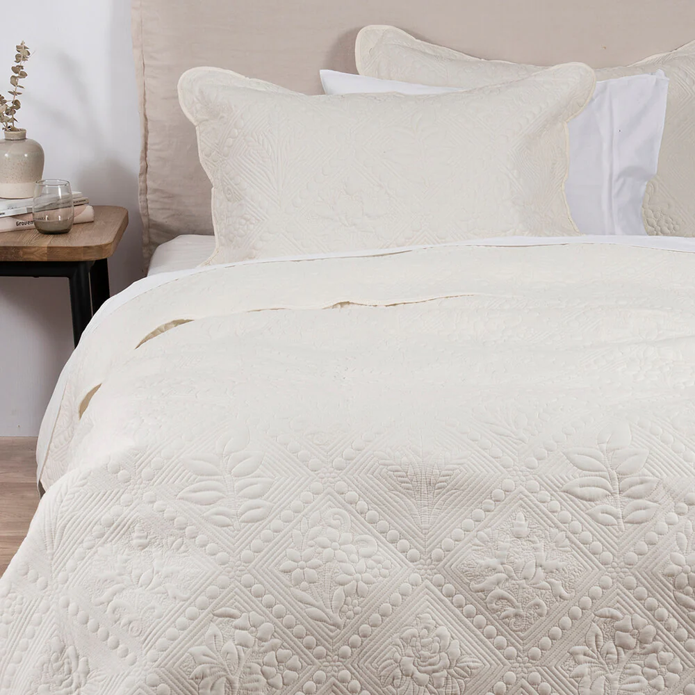 Cubrecama Quilt Bordado Emilia King Crudo - Image 3