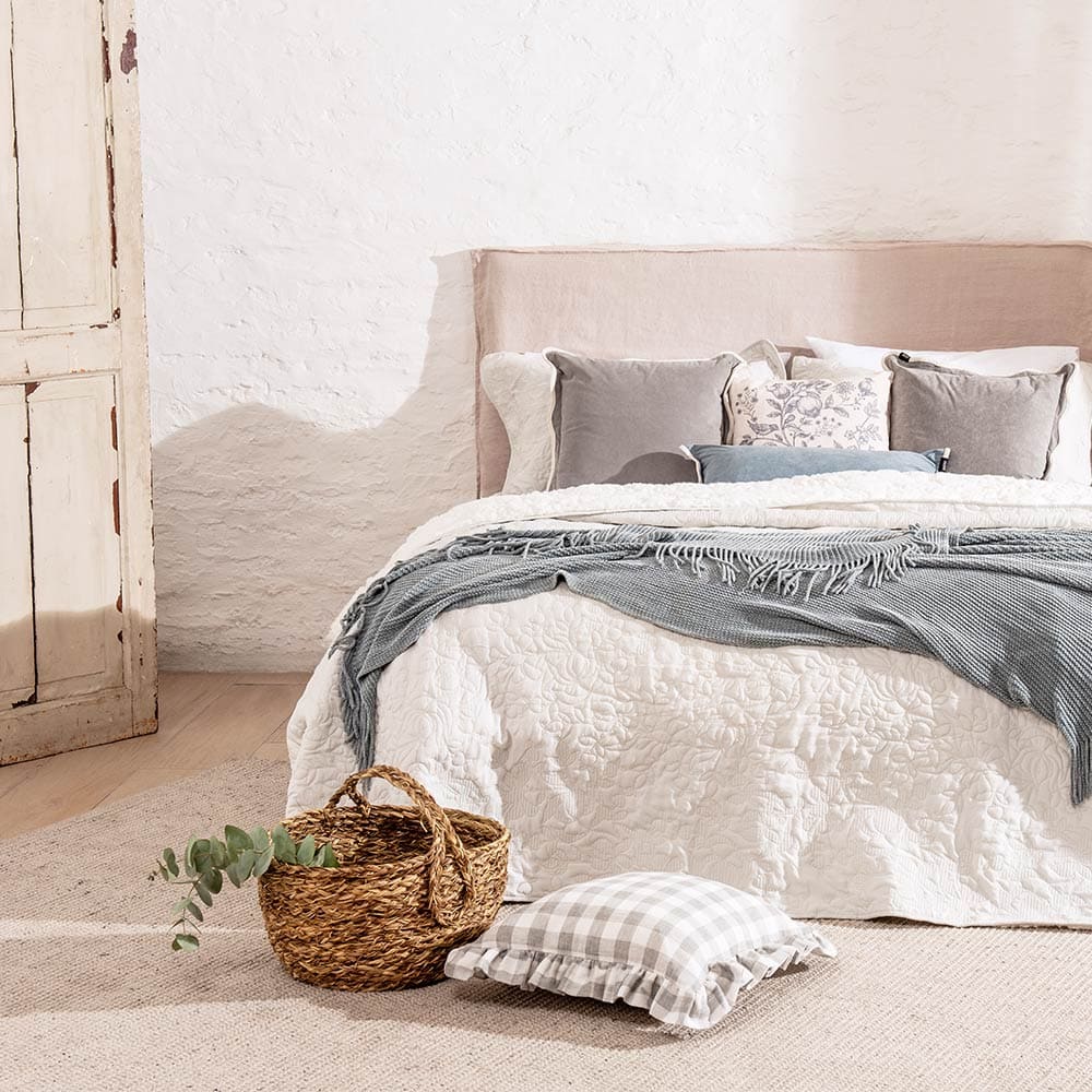 Cubrecama Quilt Bordado Sherpa Julia 1.5 Plazas Perla - Image 5