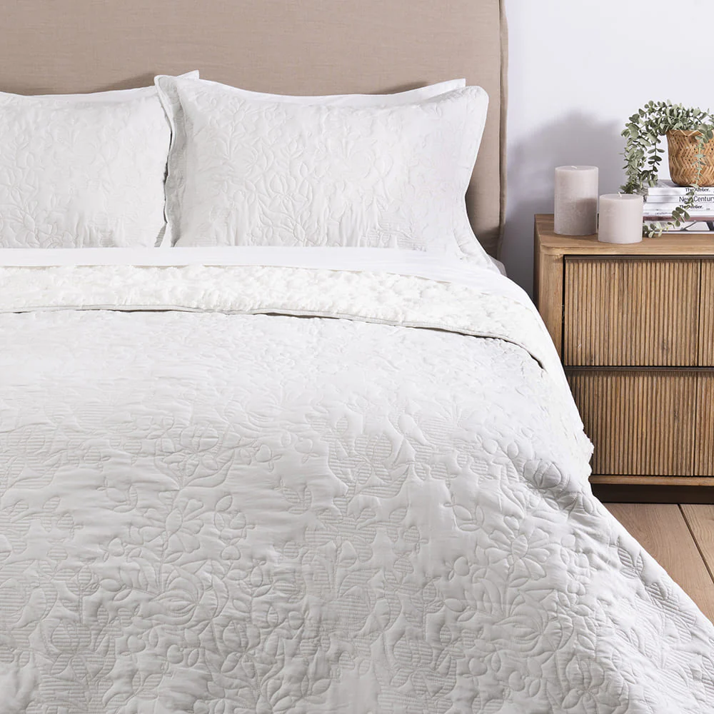 Cubrecama Quilt Bordado Sherpa Julia 1.5 Plazas Perla