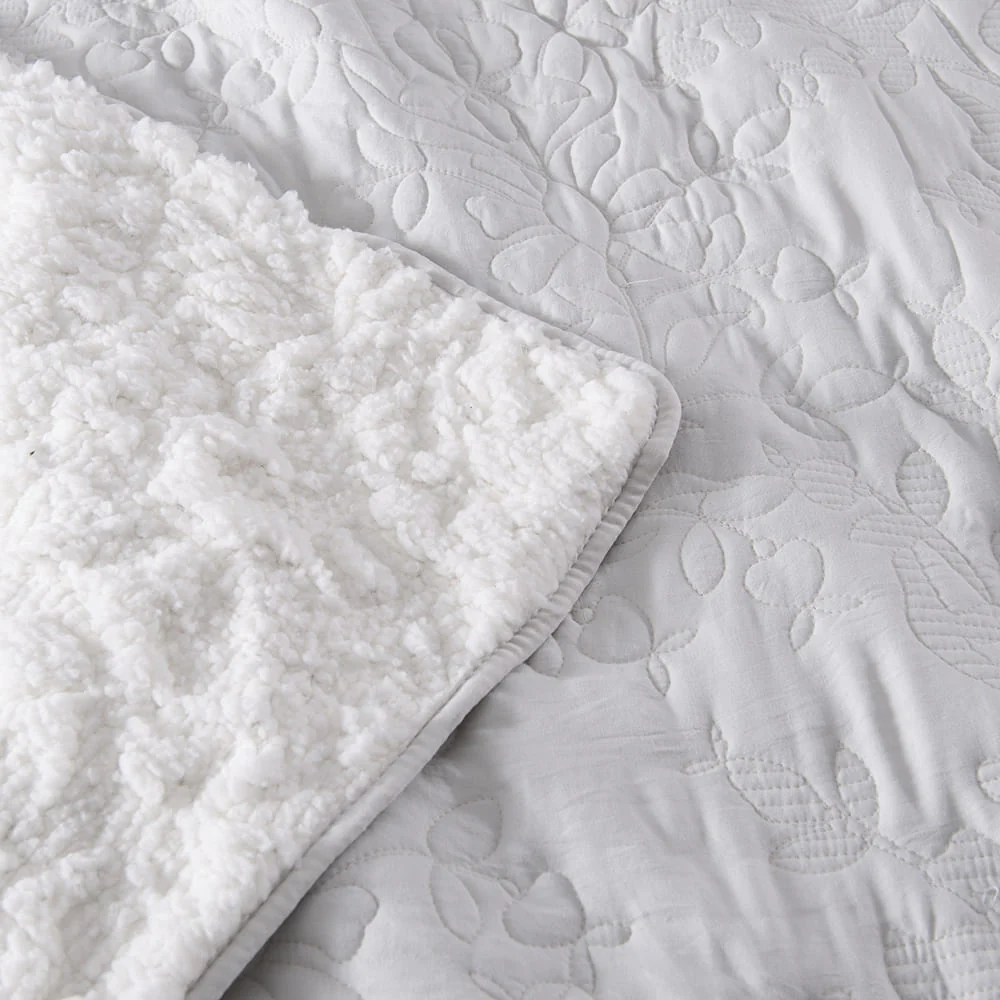 Cubrecama Quilt Bordado Sherpa Julia 2 Plazas Perla - Image 3