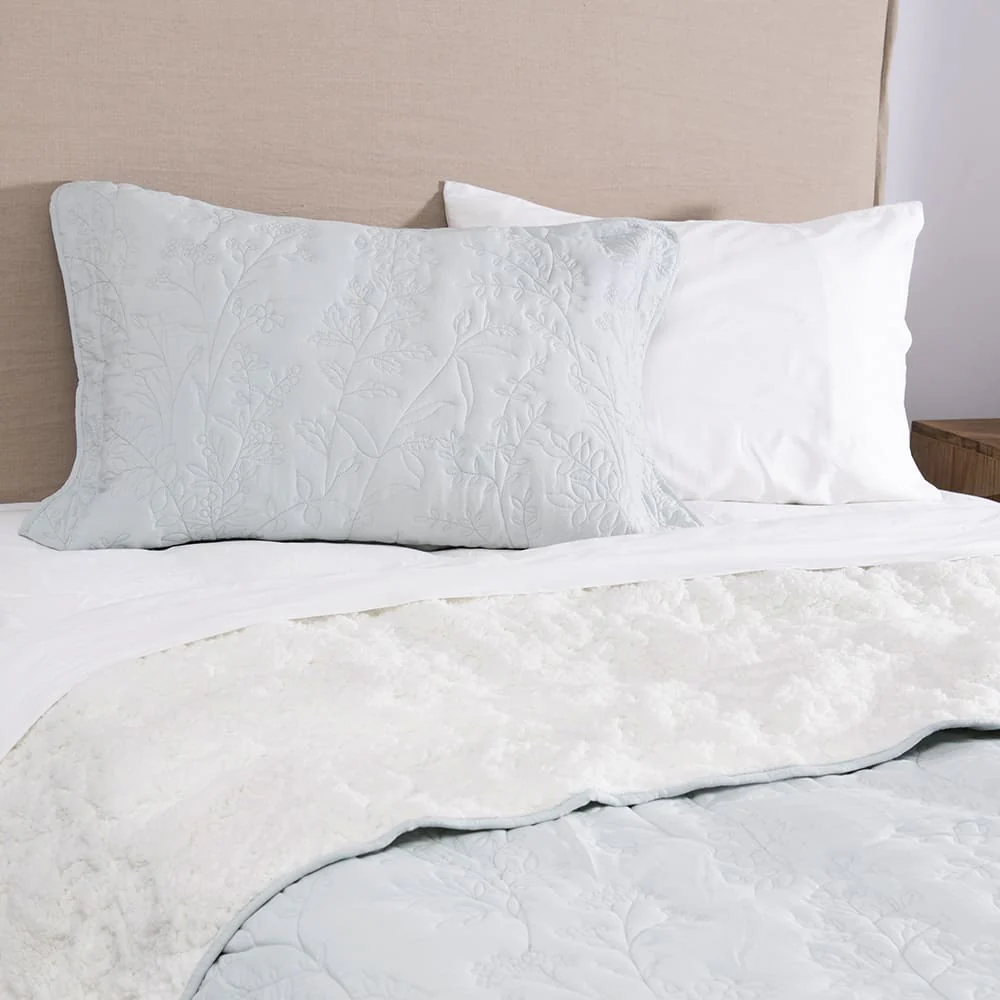 Cubrecama Quilt Bordado Sherpa Lavanda 1.5 Plazas Celeste - Image 3