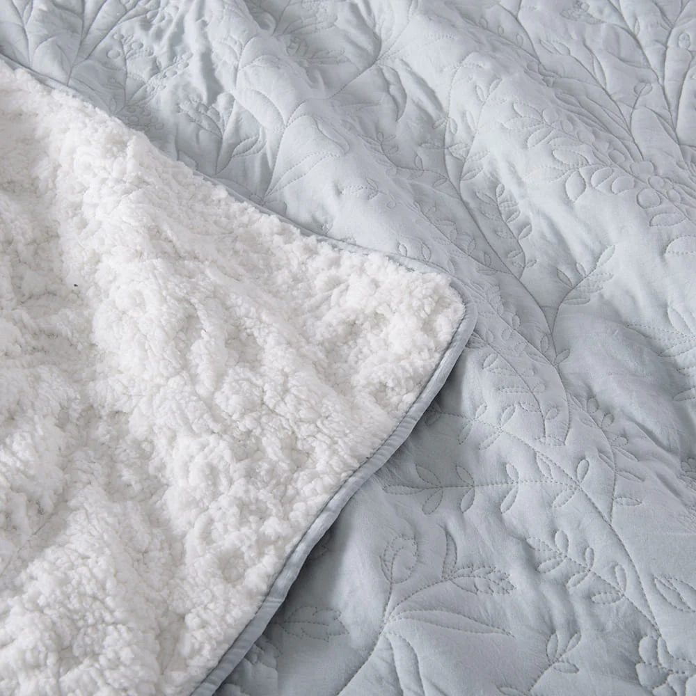Cubrecama Quilt Bordado Sherpa Lavanda 2 Plazas Celeste - Image 3