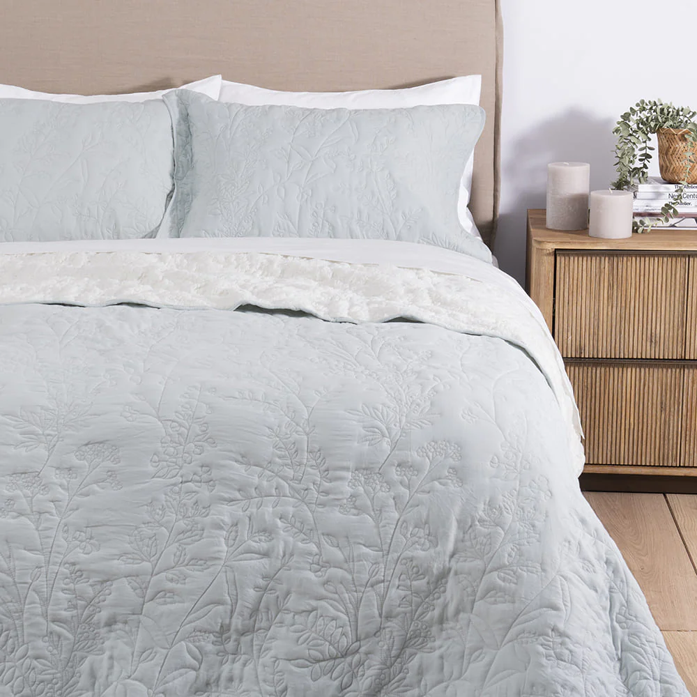 Cubrecama Quilt Bordado Sherpa Lavanda King Celeste