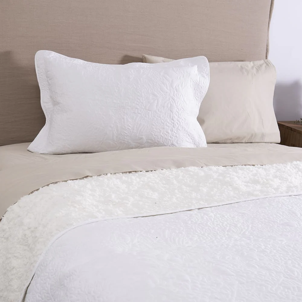 Cubrecama Quilt Bordado Sherpa Sara 1.5 Plazas Crudo - Image 2
