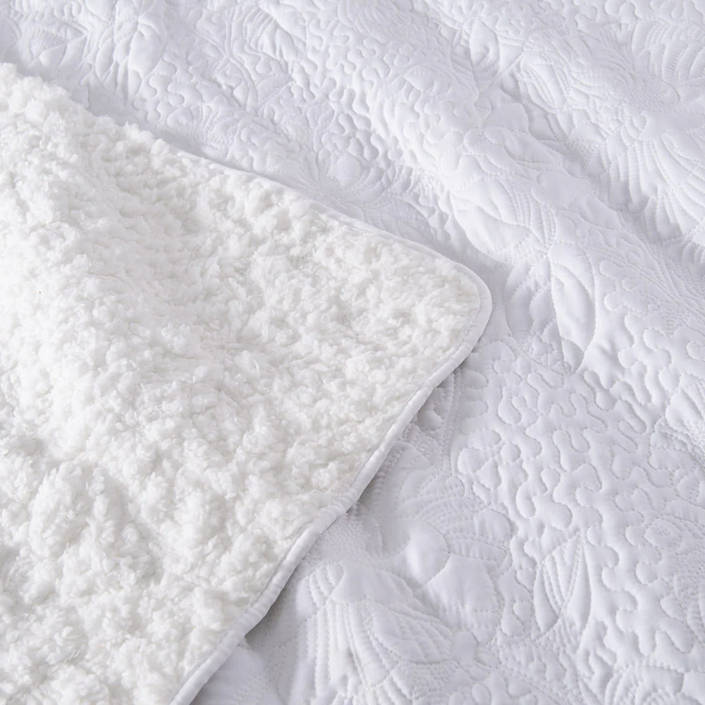 Cubrecama Quilt Bordado Sherpa Sara 1.5 Plazas Crudo - Image 3