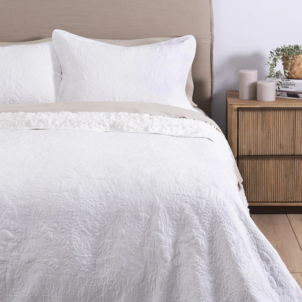 Cubrecama Quilt Bordado Sherpa Sara Super King Crudo