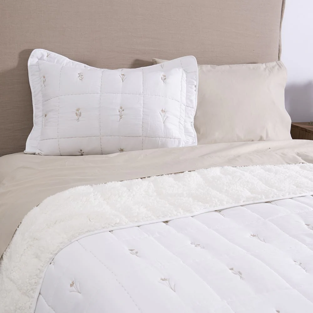 Cubrecama Quilt Bordado Sherpa Silvestre 1.5 Plazas Blanco - Image 2