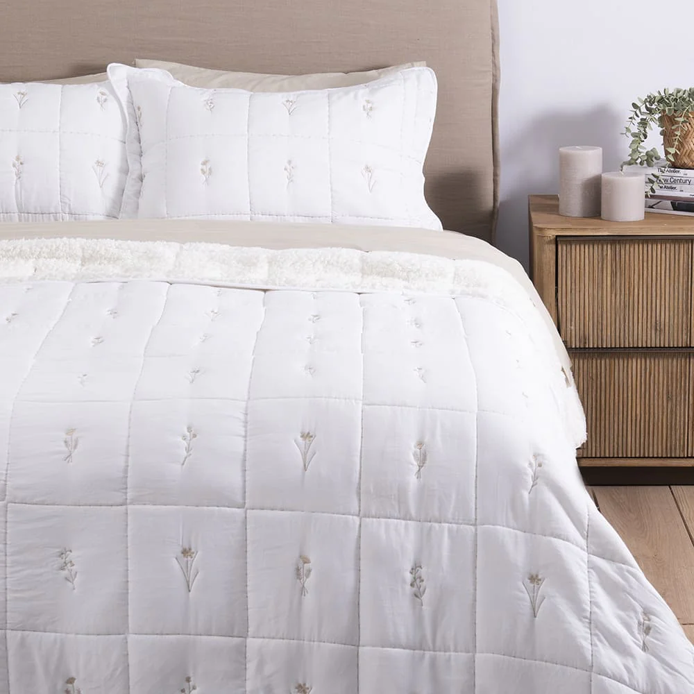 Cubrecama Quilt Bordado Sherpa Silvestre King Blanco