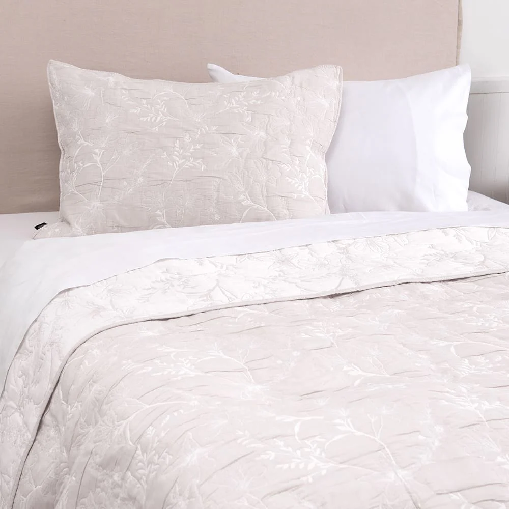 Cubrecama Quilt Jacquard Fiore 1.5 Plazas Beige - Image 2