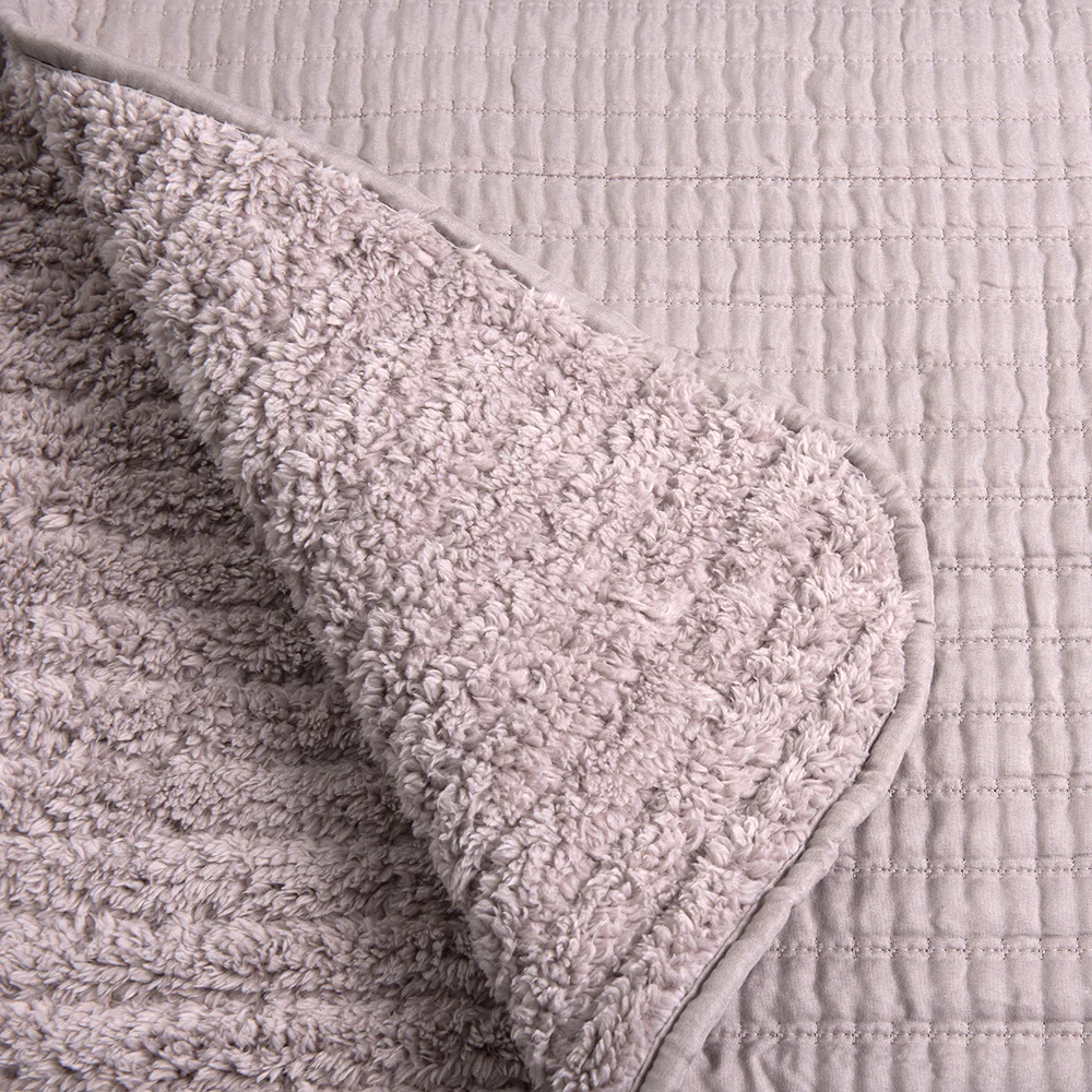 Cubrecama Quilt Lineal Sherpa King Malva - Image 4
