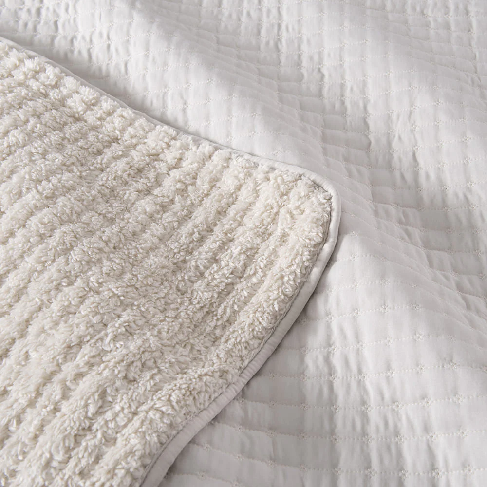 Cubrecama Quilt Lineal Sherpa 2 Plazas Beige - Image 3