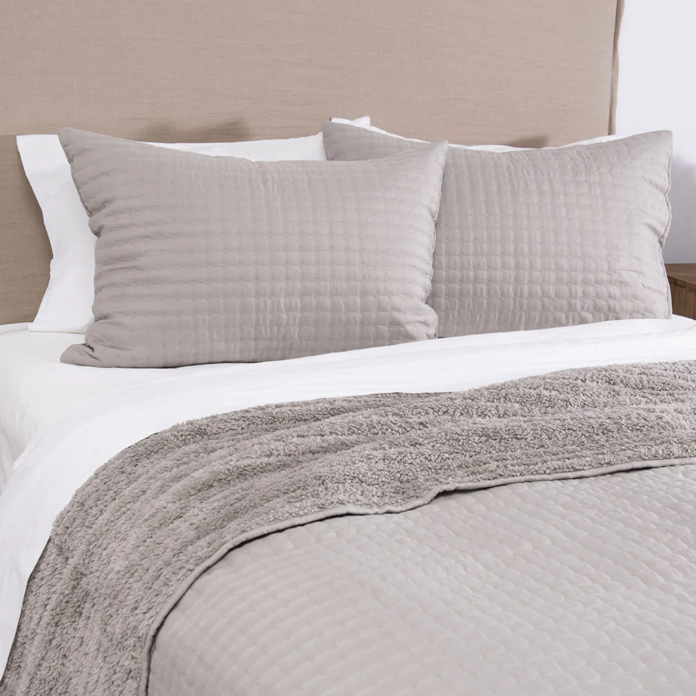 Cubrecama Quilt Lineal Sherpa 2 Plazas Taupe - Image 2