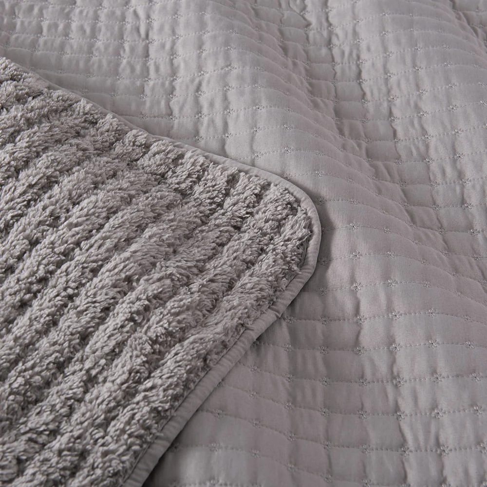 Cubrecama Quilt Lineal Sherpa 2 Plazas Taupe - Image 3