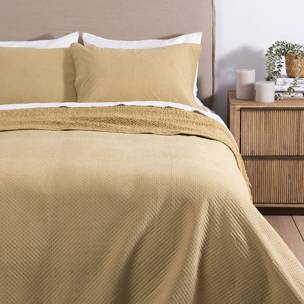 Cubrecama Quilt Smooth Sherpa King Mostaza