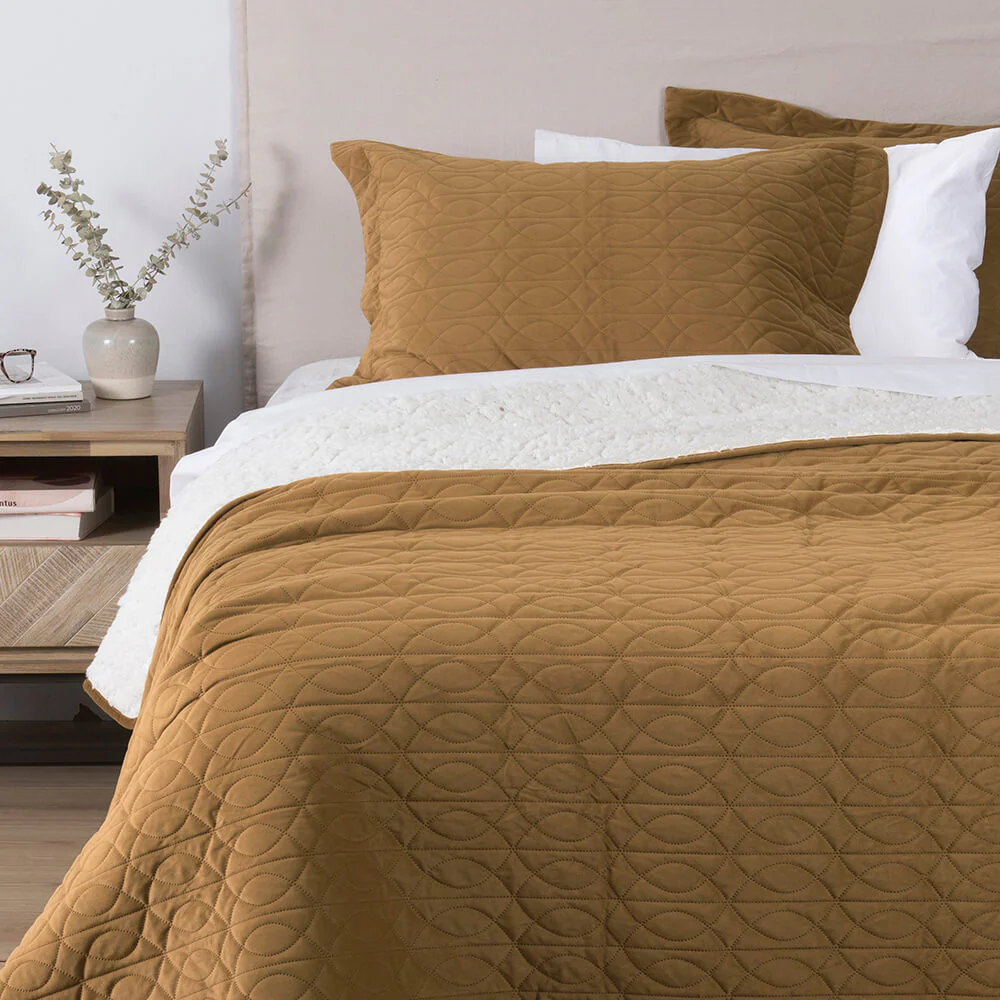 Cubrecama Quilt Velvet Sherpa Waves 2 Plazas Ocre
