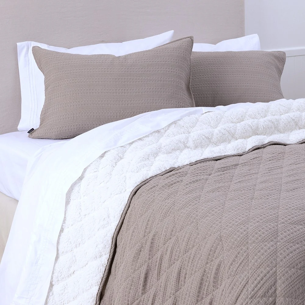 Cubrecama Waffle Sherpa King Taupe - Image 3